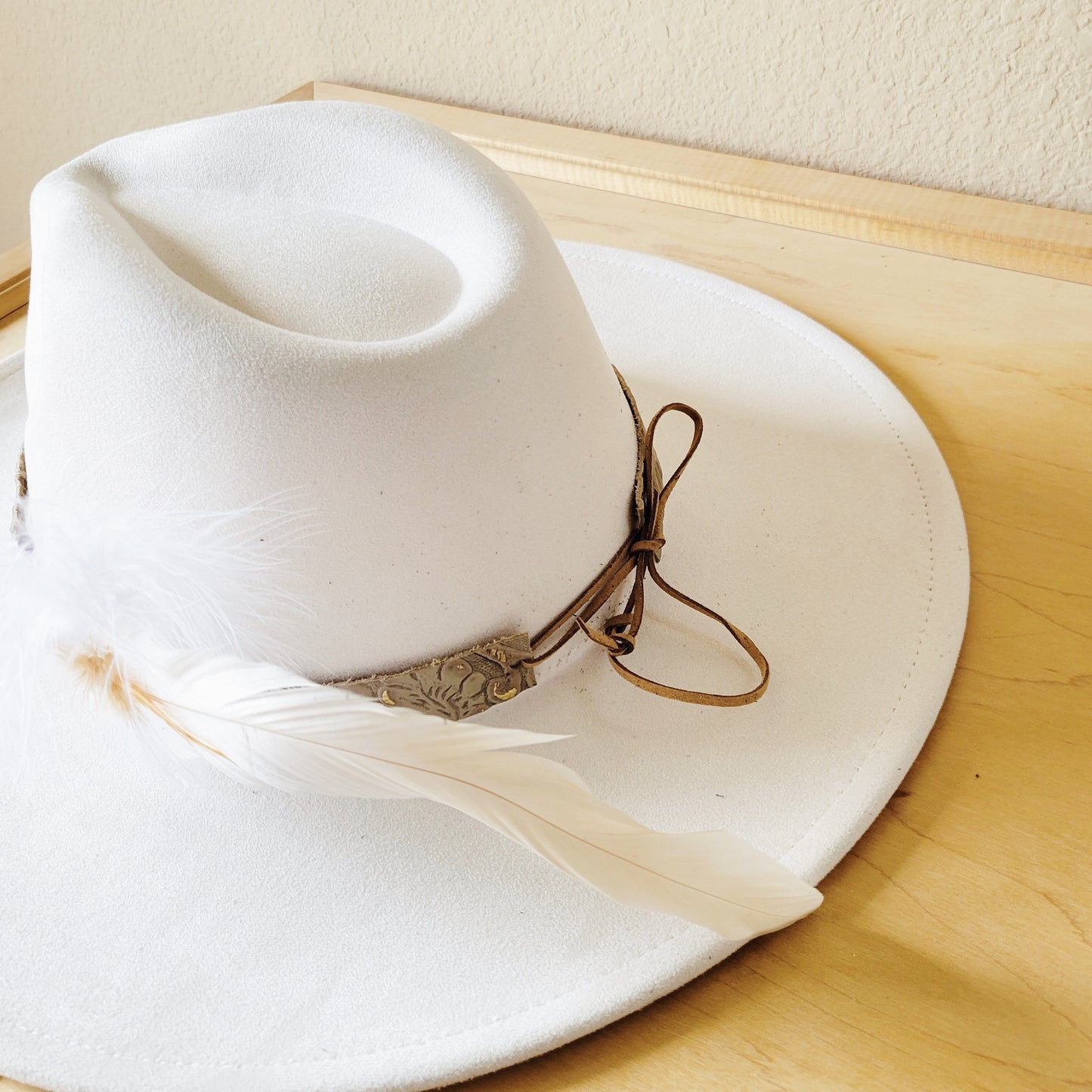 Gold Gator Leather Hat Bandw/ Feather Accents 952h (Hat Band Only)