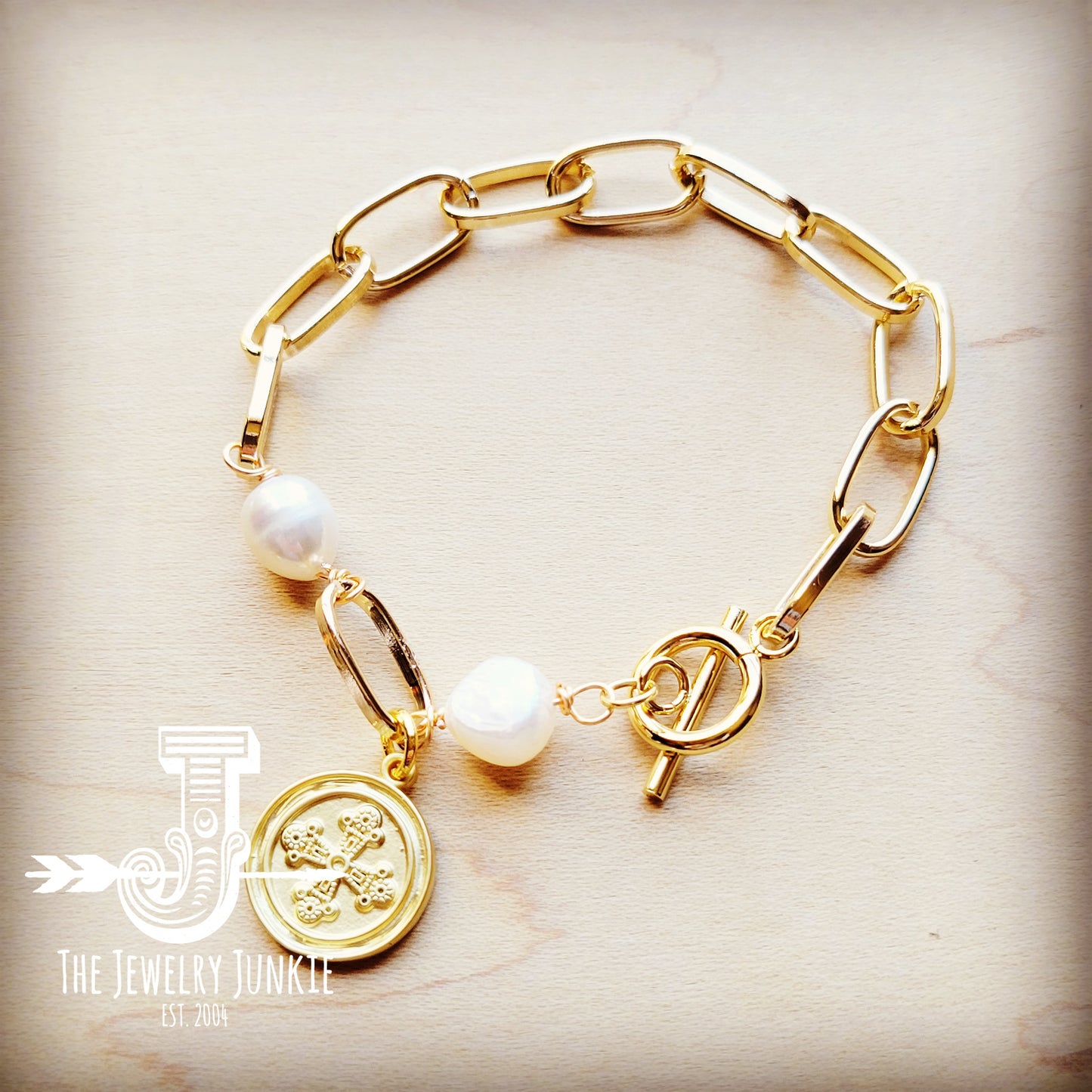 *Gold Link Bracelet with Freshwater Pearls & Matte Gold Coin Dangle 807e